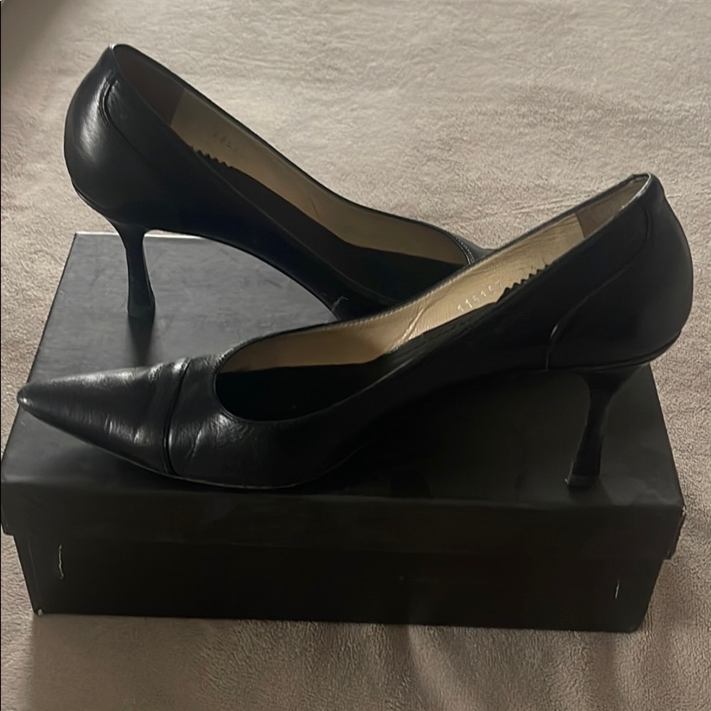 Gucci black leather pumps